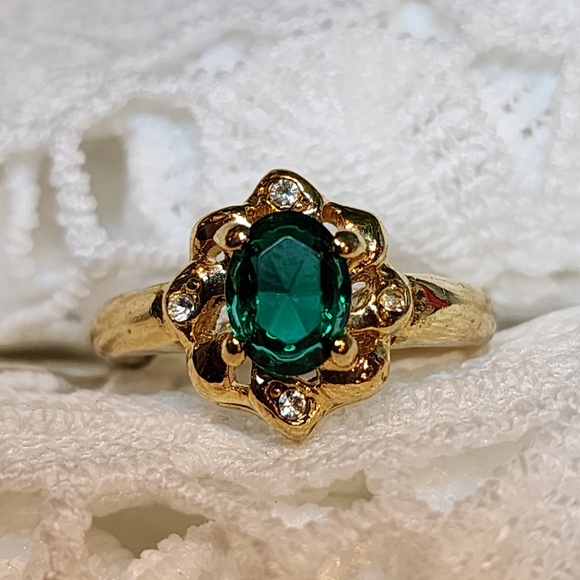 Vintage Elegant Gold Plated and Faux Emerald Green CZ Ring SIZE 7.5 - Picture 4 of 13